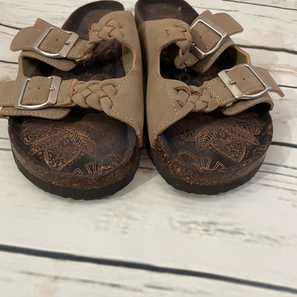 Muk-Luks Sandals like new no tags/box - Picture 5 of 7